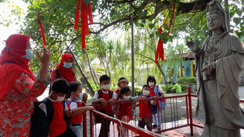 Anak-anak Usia Dini sedang memperhatikan patung Dewi Kwan Im yang berada di bawah pohon Boddhi. (Istimewa)