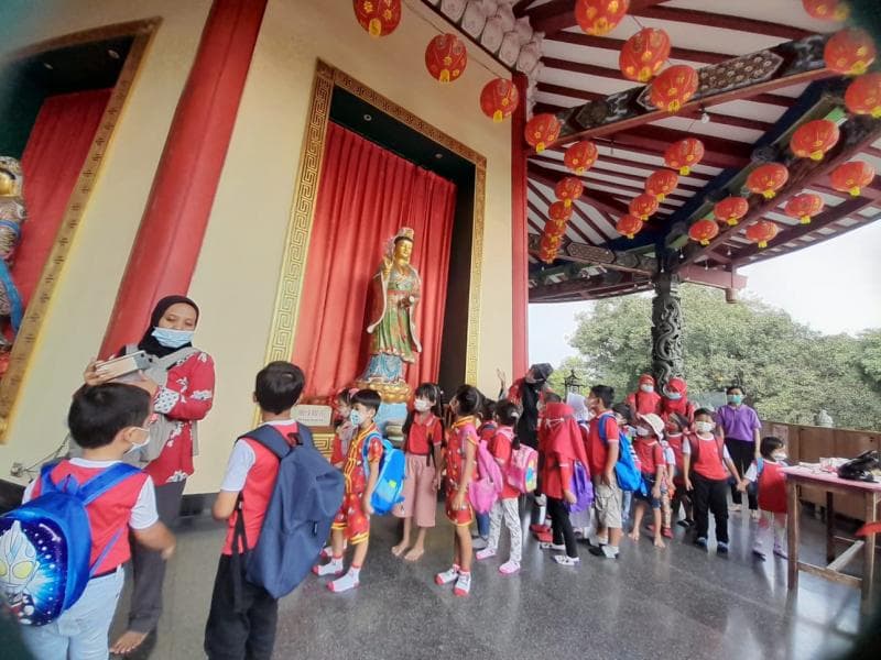 Puluhan anak usia dini belajar mengenai keberagaman agama dan budaya Indonesia pada momentum Imlek 2022, di Vihara Buddhagaya Watugong Semarang. (Istimewa)