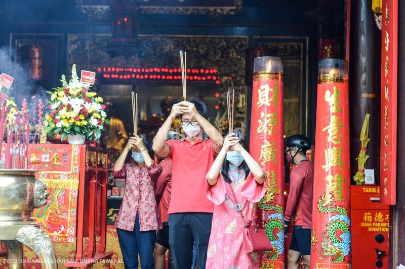 Salah satu momen sembahyang Tahun Baru Imlek di Klenteng Tay Kak Sie.