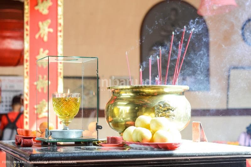 Dupa atau hio dan makanan yang diletakkan di atas meja altar Dewa Air, Bumi, dan Udara Sam Kwan Tay Tee.