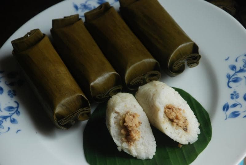 Arem-arem, meski dianggap camilan, sebenarnya adalah nasi dan lauk yang dibungkus daun pisang.&nbsp;(Rumahkuefarida.blogspot.com)