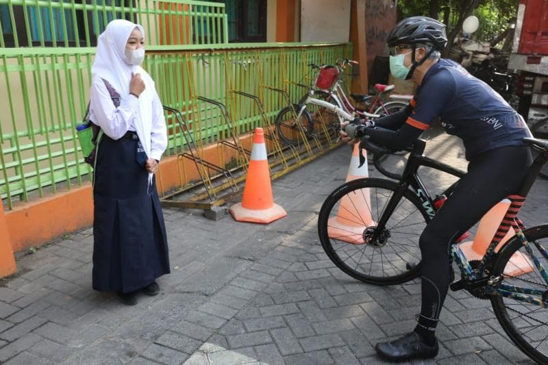 Pak Ganjar Pranowo alami kecelakaan saat bersepeda mengecek prokes di masyarakat. (jatengprov.go.id)