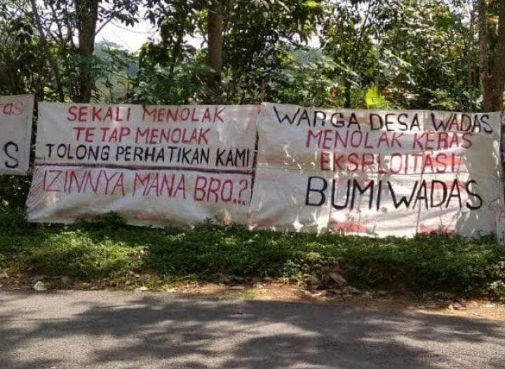 Warga Desa Wadas menolak penambangan batu andesit. (Twitter.com/MariaAlcaff)