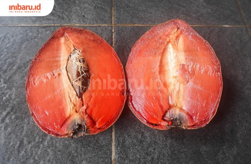 Daging buah mamey sapote matang akan berwarna 'menyala' orange kemerahan.&nbsp;(Inibaru.id/ Kharisma Ghana Tawakal)