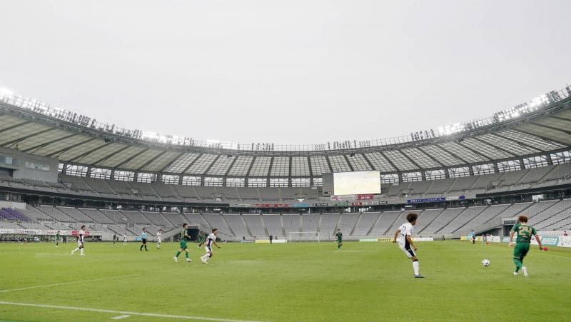 Tokyo Verdy bermain di Ajinomoto Stadium, salah satu stadion termegah di Jepang. (japantimes.co.jp)