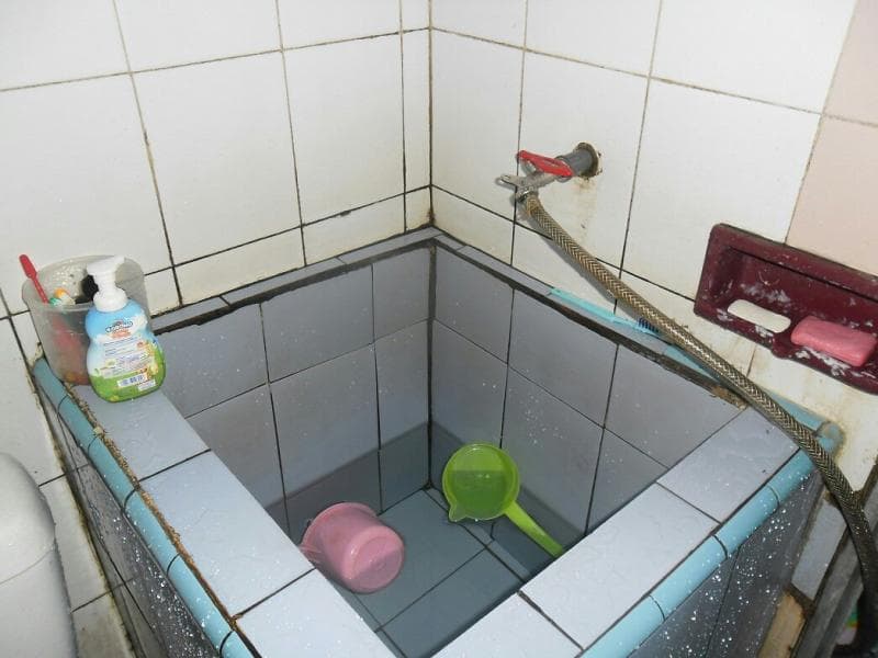 Orang Indonesia cenderung memakai bak mandi yang membutuhkan gayung. (monitorday.com)