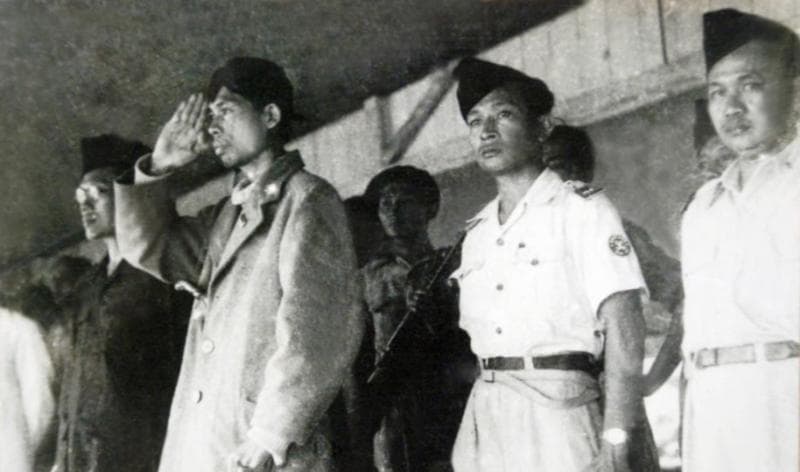 Tampak Jenderal Soedirman dengan tangan membentuk tanda hormat. (Info Biografi)