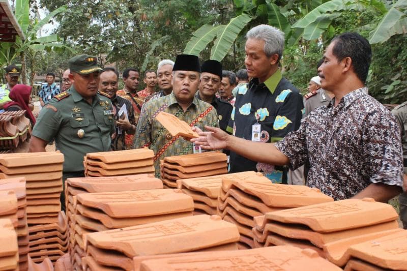 Gubernur Jawa Tengah Ganjar Pranowo saat menilik sentra genteng Sokka di Kebumen. (jatengprov.go.id)