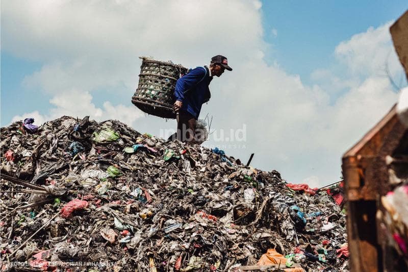 Sampah di TPA Jatibarang Semarang menggunung dan rawan longsor. (Inibaru.id/Audrian Firhanussa)