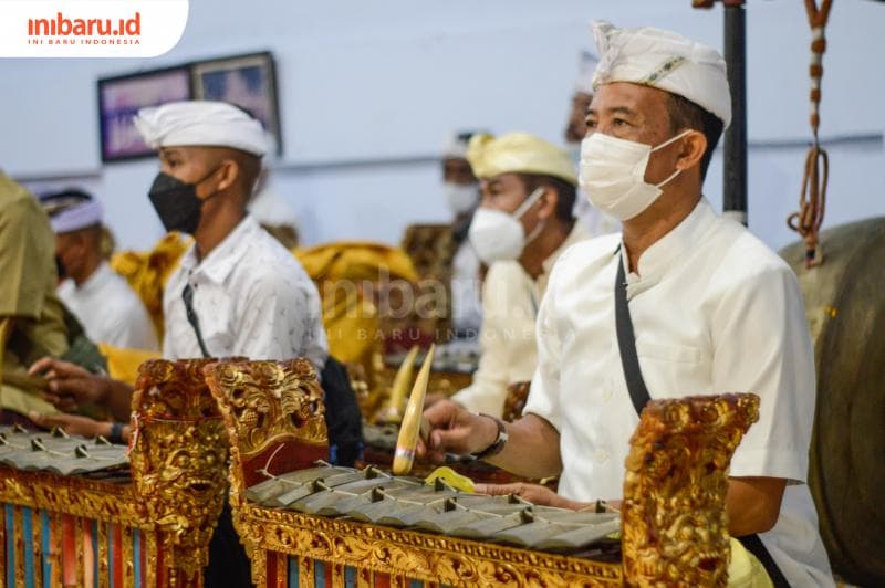 Sebagian peserta Tawur Agung bersama-sama memainkan gamelan Bali setelah Upacara Tawur Agung Kesanga.&nbsp;(Inibaru.id/ Kharisma Ghana Tawakal)