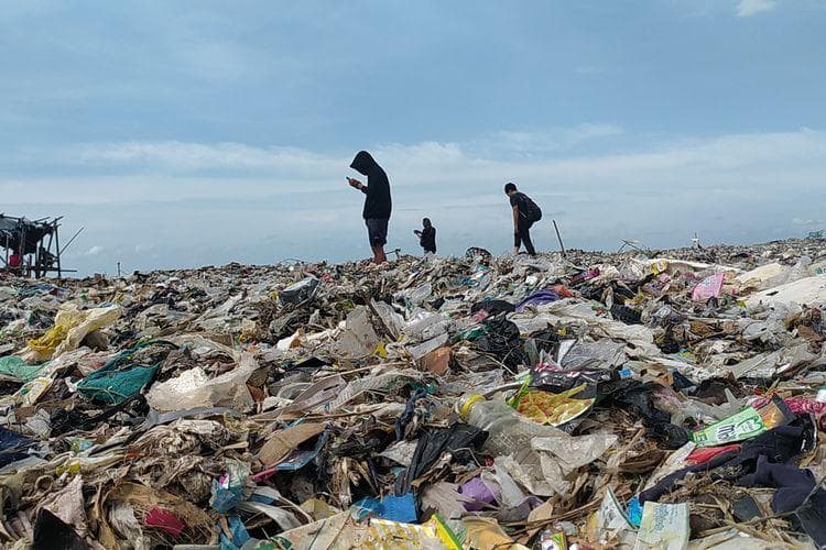 Pulau sampah, pulau baru di Semarang. (Kompas/Muchammad Dafi Yusuf)
