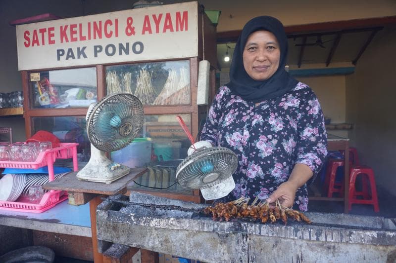 Kabarnya, Pak Pono adalah pelppor penjualan satai kelinci di Bandungan. (Echi Phinemo)