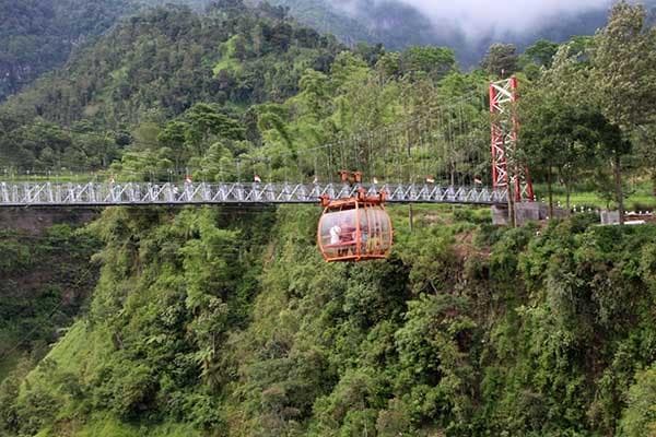 Selain gondola, ada jembatan gantung di Kampung Girpasang Klaten. (Solopos.com/Taufiq Sidik Prakoso)