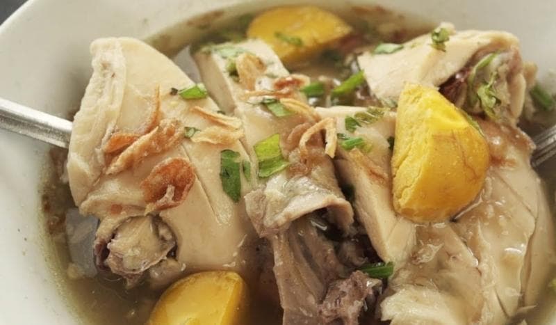 Sop Ayam Pak Min Klaten, kuliner legendaris yang cabangnya sudah ada di mana-mana. (YouTube/Grab Indonesia)