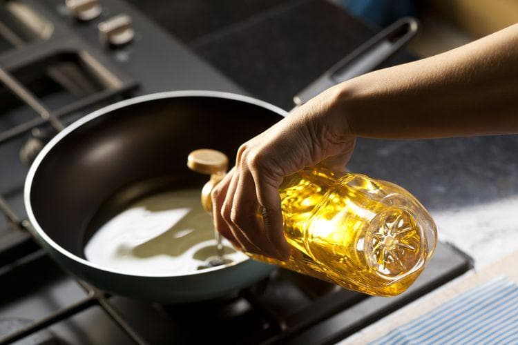 Pastikan cek dulu merek minyak goreng kemasan yang kamu beli di situs BPOM ya. (Shutterstock via Kompas)&nbsp;