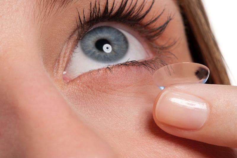 Ada risiko yang nggak bisa dianggap remeh dari penggunaan lensa kontak. (Health Care via Okezone)