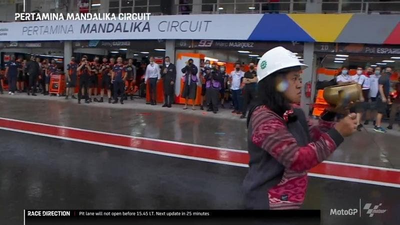 Meski hujan sempat mengguyur sirkuit, ajang MotoGP sukses digelar. (Twitter.com/tukangdisen)