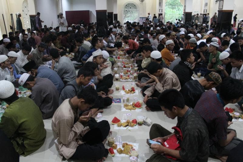Buka bersama dan salat tarawih di masjid diperbolehkan. (stiba.ac.id)