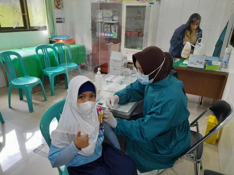 Rahmanda Ravania AZ (6), salah seorang siswa TK Sekolah Kucica, Ungaran, Kabupaten Semarang sedang mendapatkan suntikkan dosis kedua vaksin Covid-19. (Dok. TK Sekolah Kucica)