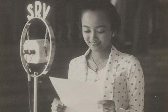 Gusti Nurul berdiri di depan microphone SRV  saat berusia 18 tahun (nationalgeographic)