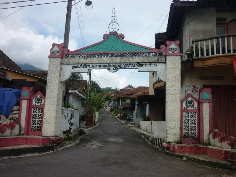 Gerbang masuk ke Candi Asu yang ada di dekat permukiman warga Desa Candi di Bandungan. (sasadaramk)