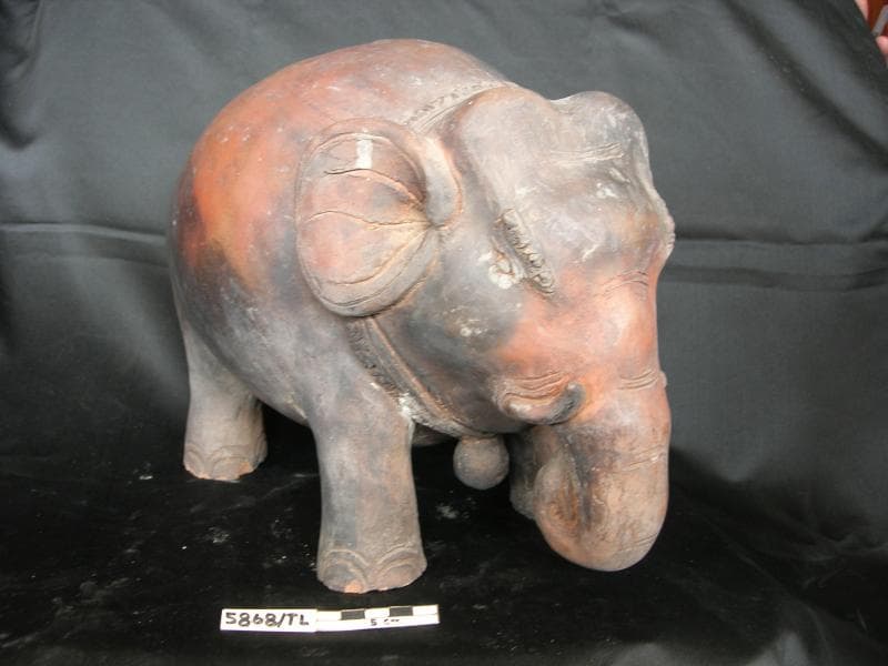 Bentuk lain dari celengan Majapahit, ada yang berbentuk gajah. (inspirasimajapahit.wordpress)