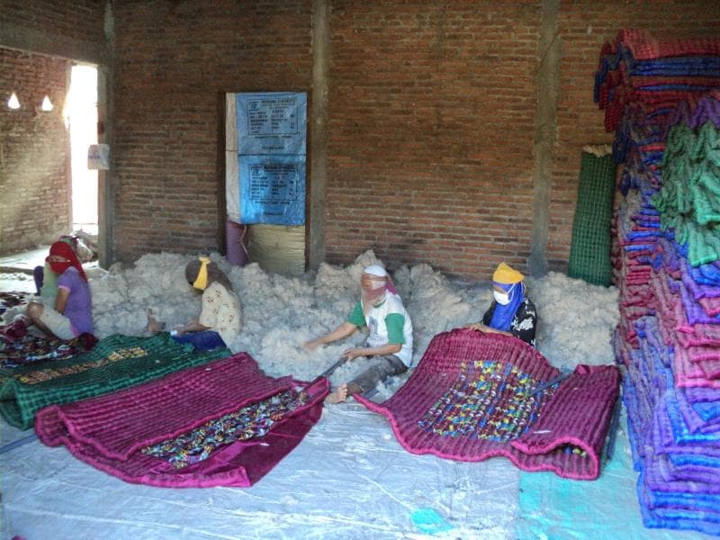 Produksi kasur kapuk di Desa Karaban, Pati. (kabarkotapati.com)