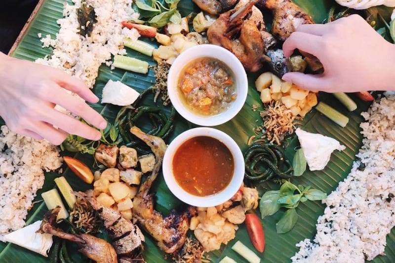 Hingga kini, masyarakat Sunda, Jawa Barat masih lekat dengan tradisi ngaliwet, yaitu makan bersama dalam satu wadah besar. (kokikit)&nbsp;