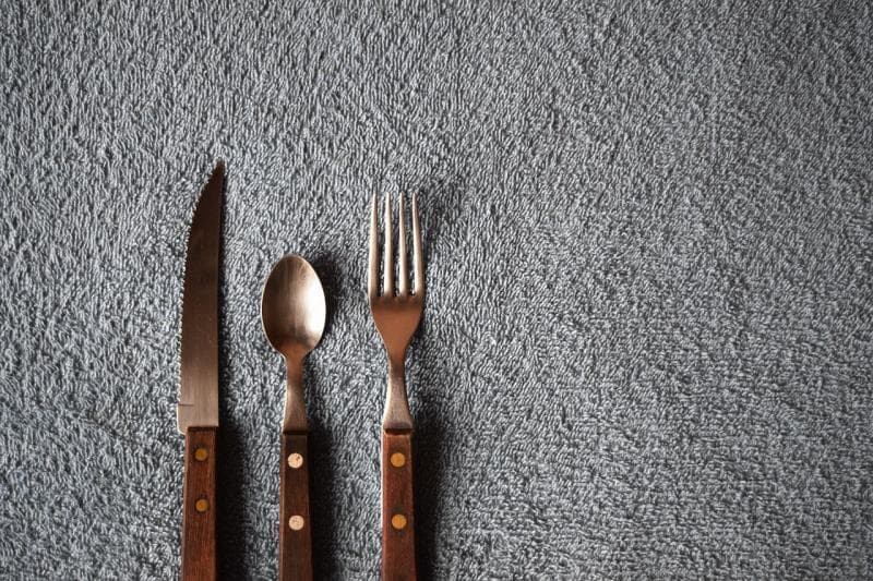 Sendok dan garpu merupakan alat makan yang sering kita gunakan (pixabay/Mimzy)