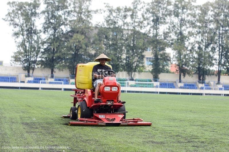 Prosesi penyapuan rumput sintetis oleh Bambang Suryo di Stadion Citarum.