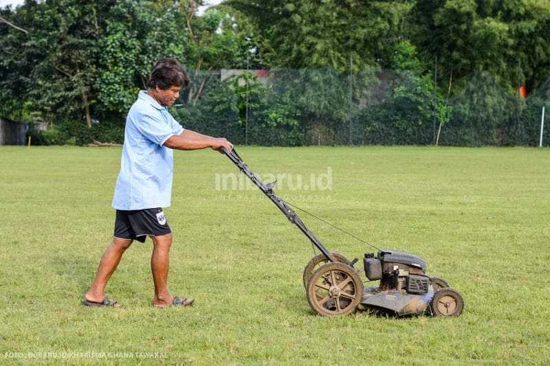 Rohman, selaku perawat Lapangan Telo Banyumanik sedang memotong rumput.