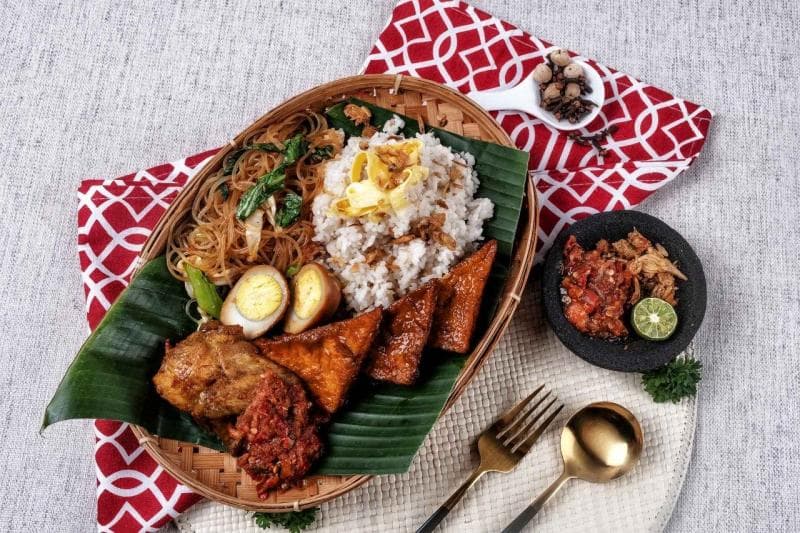 Nasi uduk biasanya disertai dengan sambal dan lauk yang lebih dari satu. (Asianfoodnetwork)