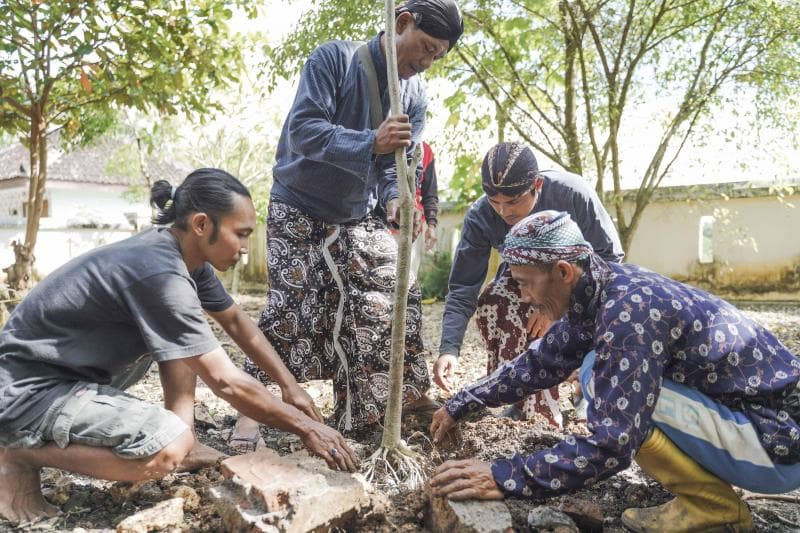 Anggota Komunitas Resan sedang menanam pohon yang bisa menjaga sumber air. (Vice/Alfian Widiantono)
