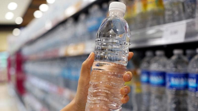 Air minum botolan juga punya mikroplastik. (Klikdokter)