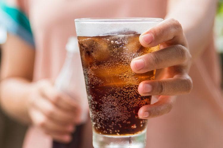 Minum minuman bersoda terlalu banyak membuat hati rusak. (Shutterstock via Kompas)