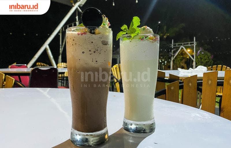 Milkshake cokelat dan vanilla, sajian minuman milik Cleverly Eatery. (Inibaru.id/Kharisma Ghana Tawakal)