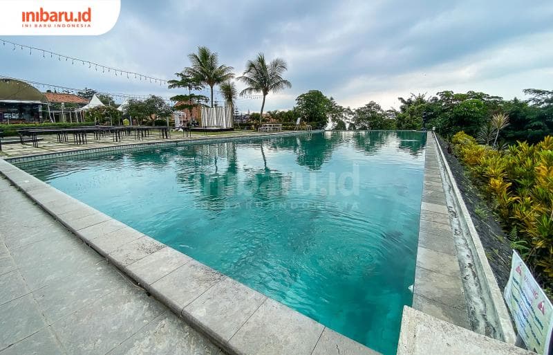 Infinity pool, yang letaknya berhadapan langsung dengan Cleverly Eatery dan bisa untuk menikmati view Kota Salatiga dari atas. (Inibaru.id/Kharisma Ghana Tawakal)