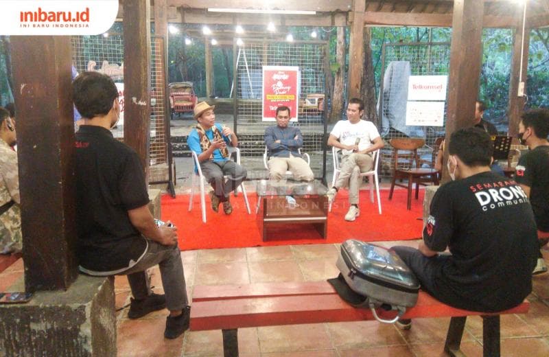 Diskusi 'Ngopi Padang Pasir' di Santrendelik berlangsung hangat, Kamis (14/4/2022). (Inibaru.id/ Galih PL)&nbsp;&nbsp;
