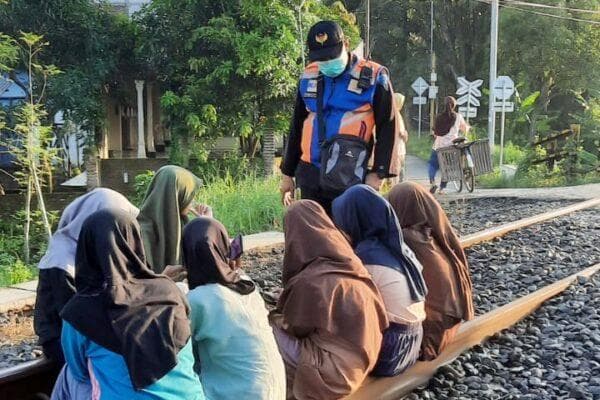 PT KAI melarang warga ngabuburit di rel KA. (Halosemarang.id/Dok. Humas KAI Daop 4 Semarang)