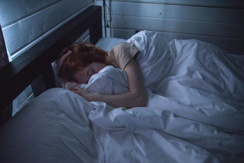 Bantal guling yang bersih membuat kualitas tidurmu semakin baik. (Pexels/Ivan Obolensky)