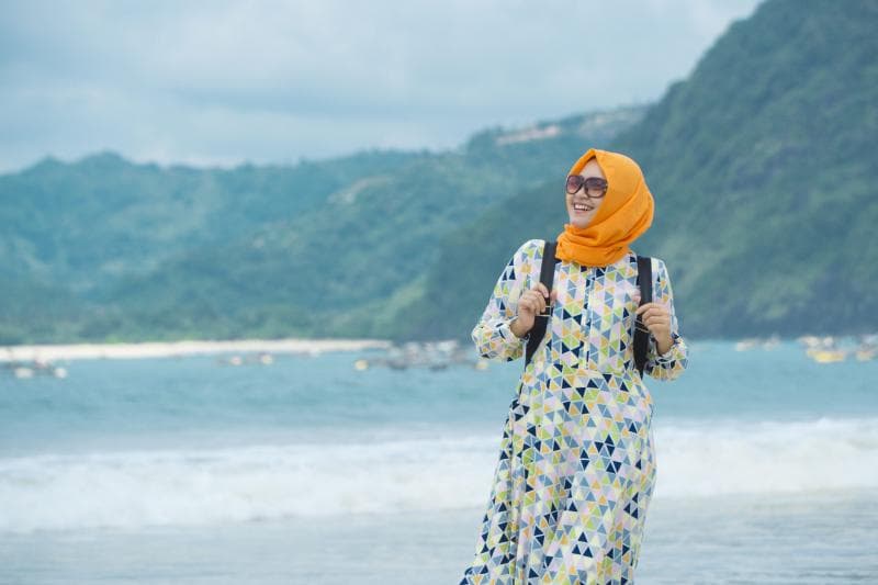 Dress warna cerah dan motif unik adalah pilihan pakaian yang tepat untuk pergi ke pantai. (Gomandalika)