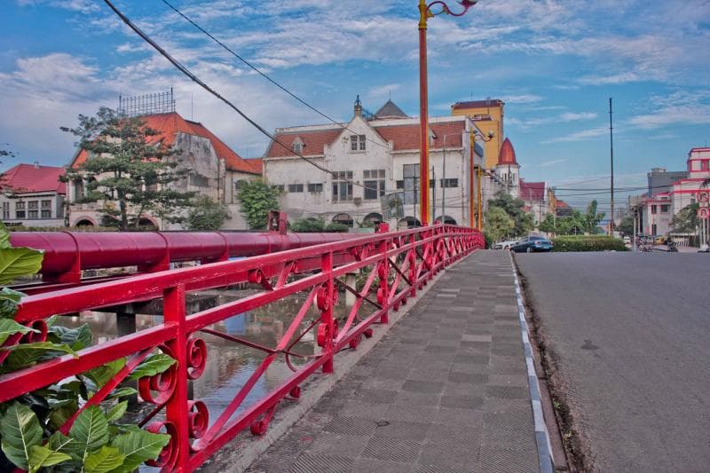 Bukan Karena Darah Pejuang, Ini Alasan Penamaan Jembatan Merah Surabaya