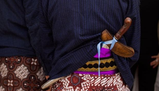 Penggunaan keris yang dikaitkan di pada sisi bagian belakang bersamaan dengan baju adat Jawa. (Travel Tempo)