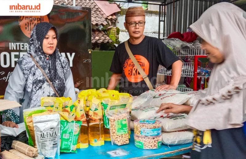 Minyak goreng seharga Rp 20 ribu per liter menjadi salah satu magnet pengunjung Bazar Ramadan Pesagen. (Inibaru.id/ Diah Novi)