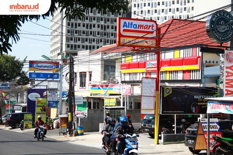 Indomaret dan mini market rivalnya, Alfamart, bisa kamu temukan di mana-mana. (Inibaru.id/Triawanda Tirta Aditya)