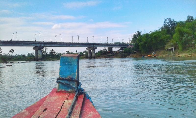 Merasakan air yang tersibak perahu benar-benar menjadi pengalaman yang menenangkan selama susur sungai di Kedungbenda. (Travelingyuk/Eka Oktafikasari) 