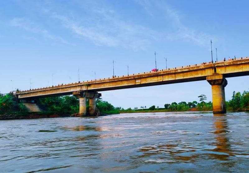Jembatan Linggamas menjadi titik akhir susur sungai di Kedungbenda.&nbsp;(Travelingyuk/Eka Oktafikasari)
