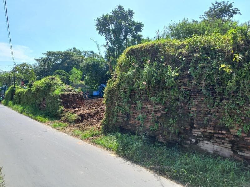 Tembok eks Keraton Kartasura dijebol ekskavator. (Ayosolo.id/Wijayanti Putrisejati)