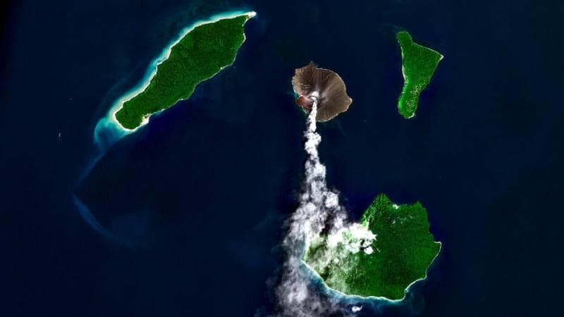 Aktivitas Gunung Anak Krakatau meningkat, statusnya jadi Siaga. (Twitter.com/IndiaKaPrahari - Satelit Copernicus - Sentinel 2)