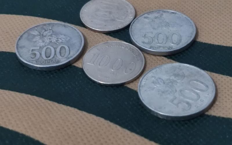 Tempatkan uang receh atau koin di tempat yang gampang dijangkau. (Motorplus-online)